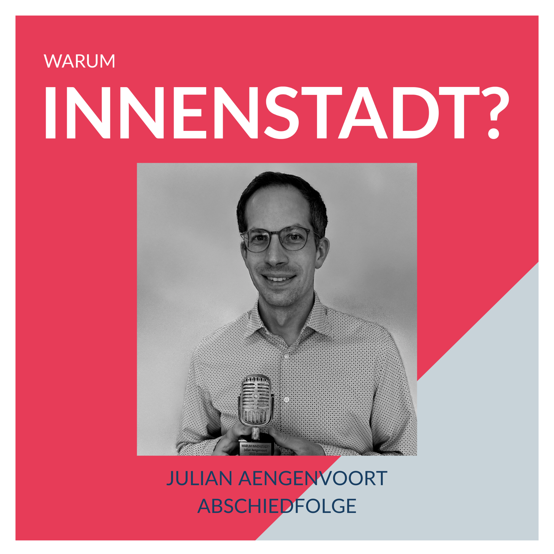 Julian Aengenvoort hält einen Pokal in Form eines Mikrofons in der Hand. Dazu Aufschrift "Warum Innenstadt? Abschiesdfolge Julian Aengenvoort"
